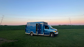 אמבולנס מגורים, צילום: Courtesy of Elijah Young